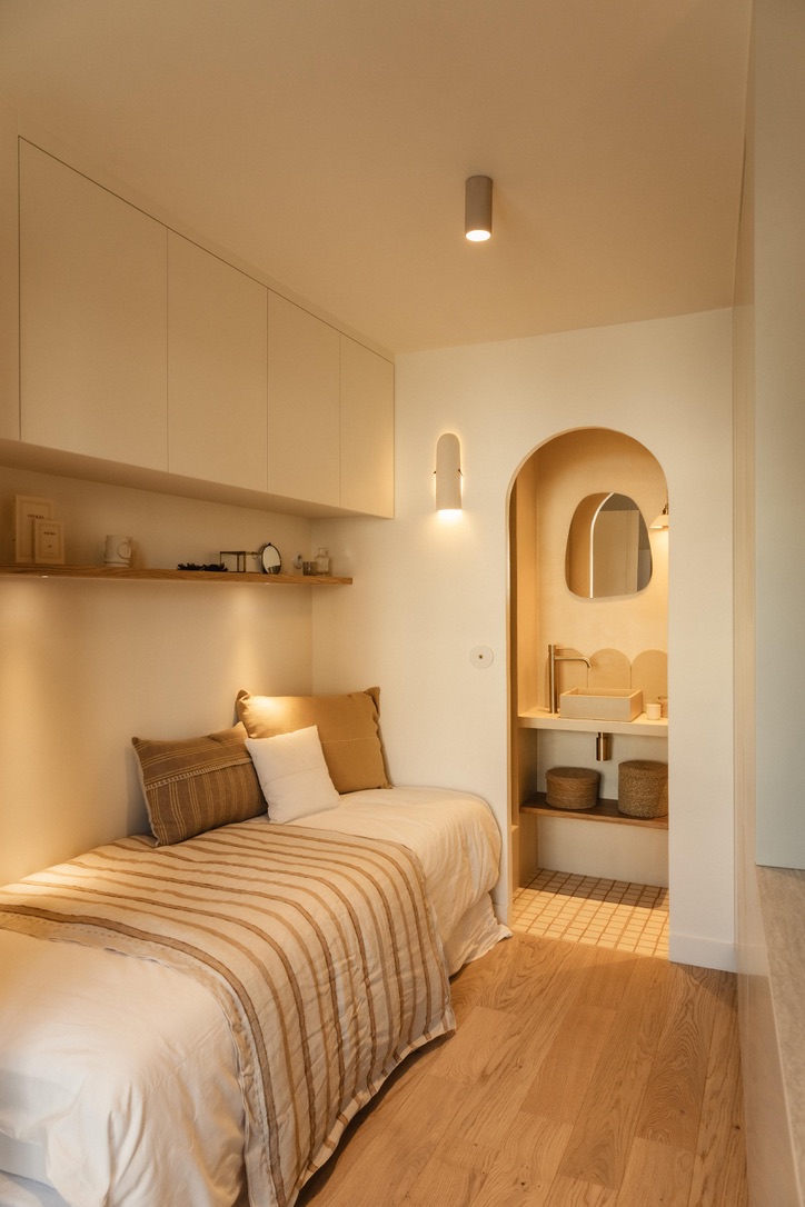 La Capsule — Chambre avec lit et salle de bain attenante